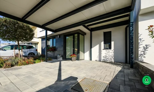 Carport für zwei Autos vor der Wohnhaustür