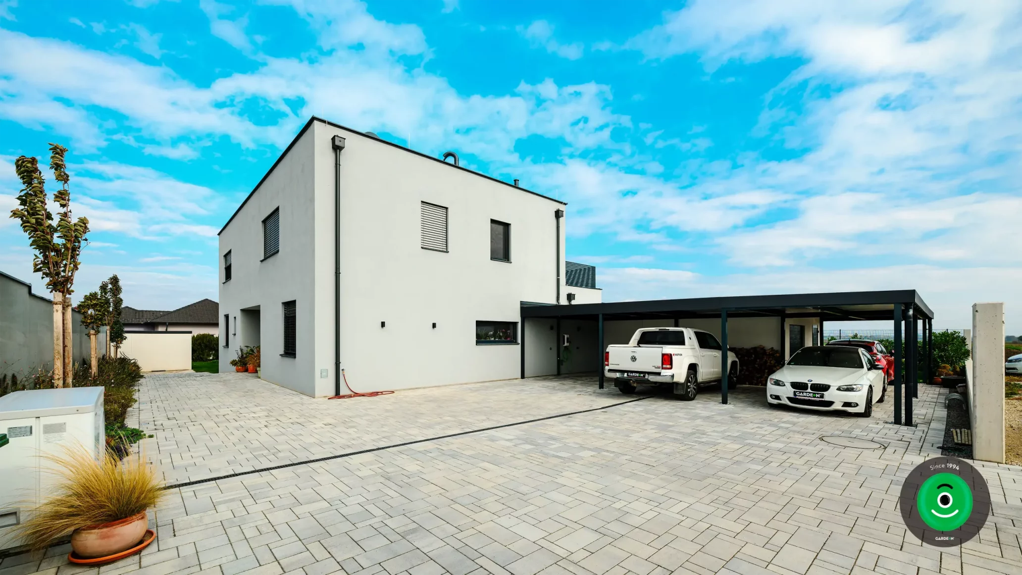 Geparkte Autos unter einer großen L-förmigen Überdachung