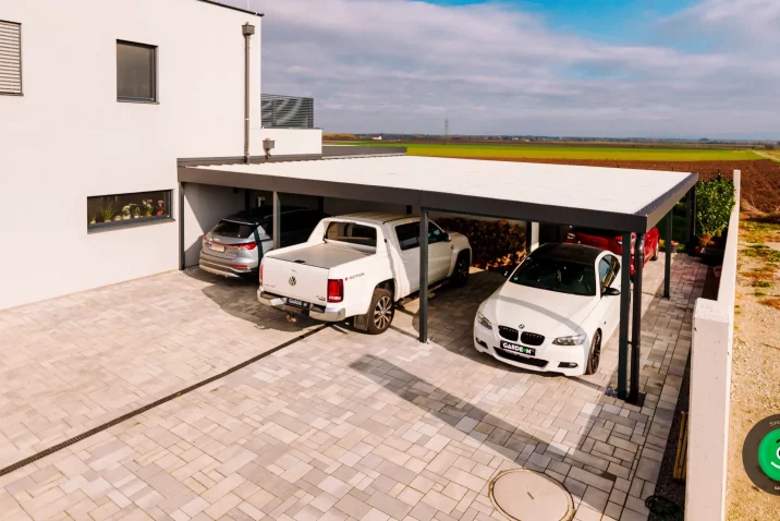 Atypisches Gebäude mit Carport und Garage