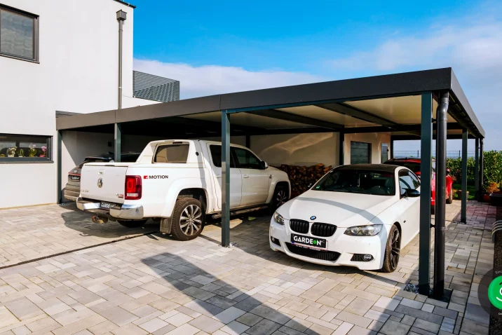 Autos parken unter einem atypischen Gebäude