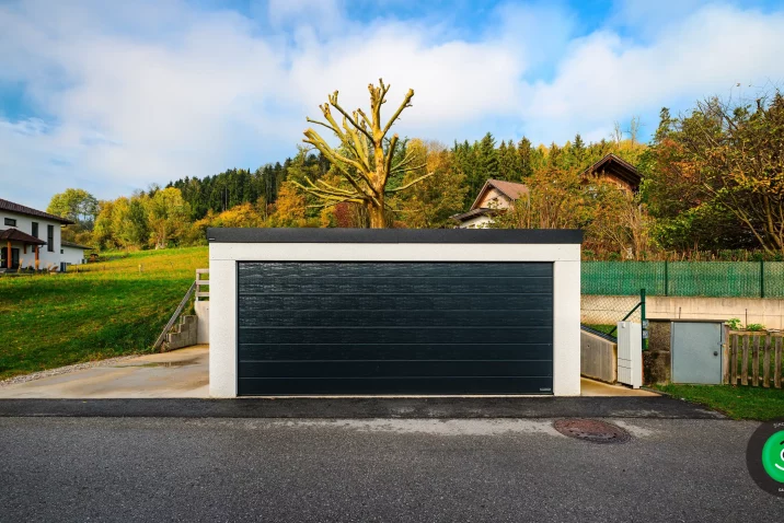 Eine große Garage mit einem schwarzen breiten Tor