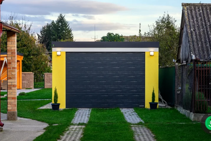 Große Garage mit gelbem Putz