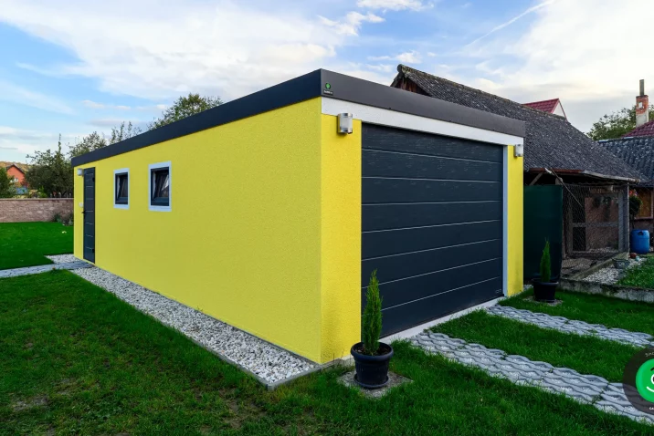 Gelbe Garage mit breitem Tor