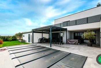 Überdachung vor dem Terrasseneingang