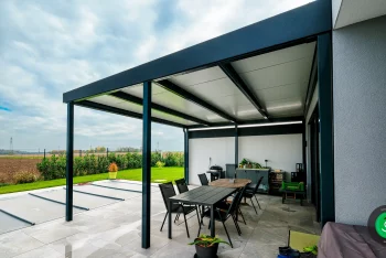 Sitzen unter der Überdachung