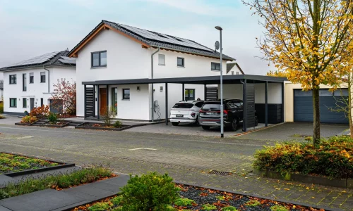 Carport für zwei Autos neben einem Einfamilienhaus