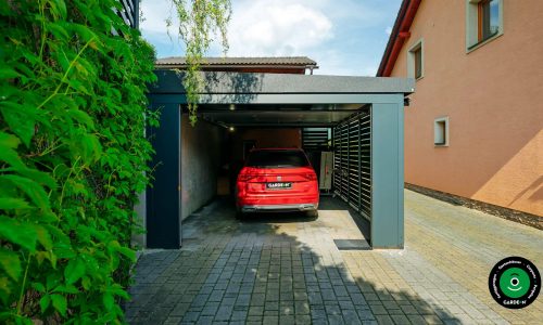 Carport für ein Auto mit Garagentor und Seitenwand aus Metall