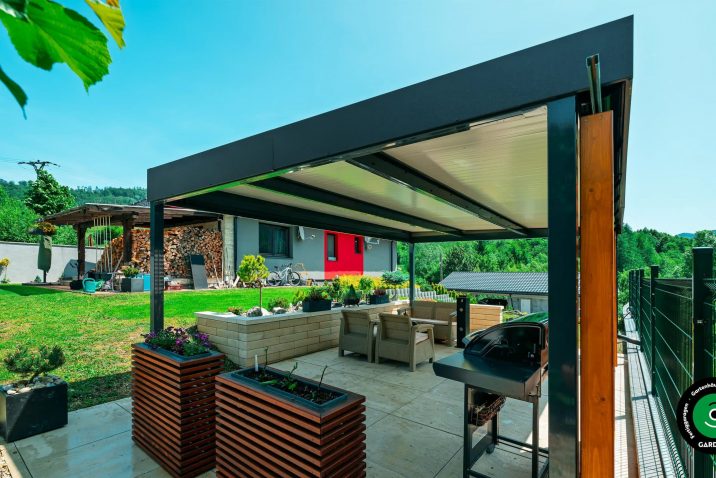 Schattige Pergola mit gemütlichen Sitzgelegenheiten