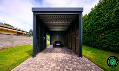 Moderner Carport mit einem schwarzen Auto im Inneren.