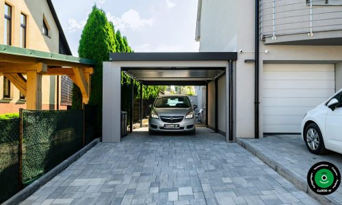 Auto im Carport neben dem Haus geparkt.