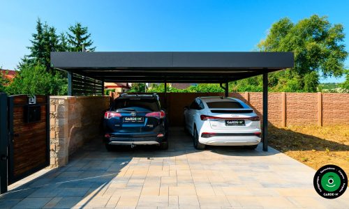 Doppelcarport in elegantem schwarzen Design.