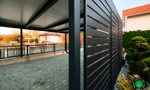 Detail der seitlichen Füllung des Unterstands mit Blick in den Garten