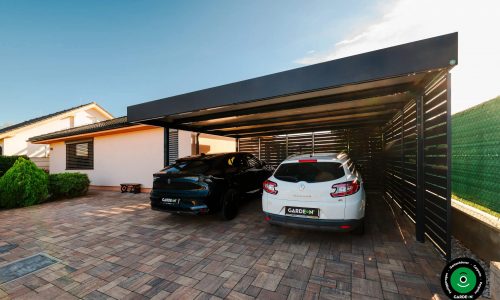 Unterstand mit schwarzem und weißem Auto geschützt unter festem Dach