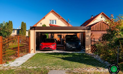 Überdachter Unterstand mit Garagentor und stabiler Metallkonstruktion