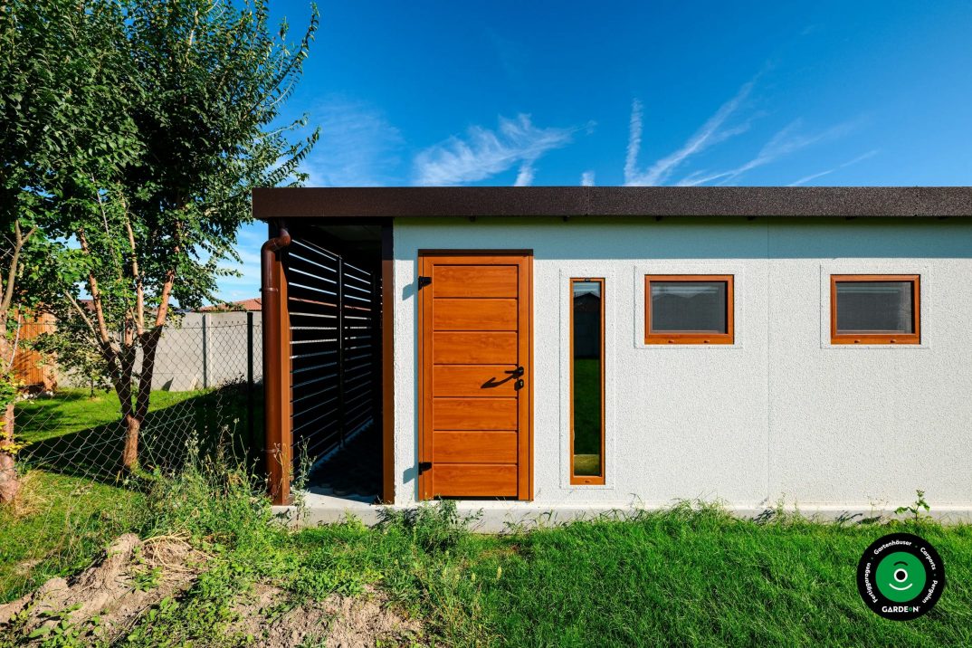 Seitenansicht der Doppelgarage in begrünter Gartenfläche