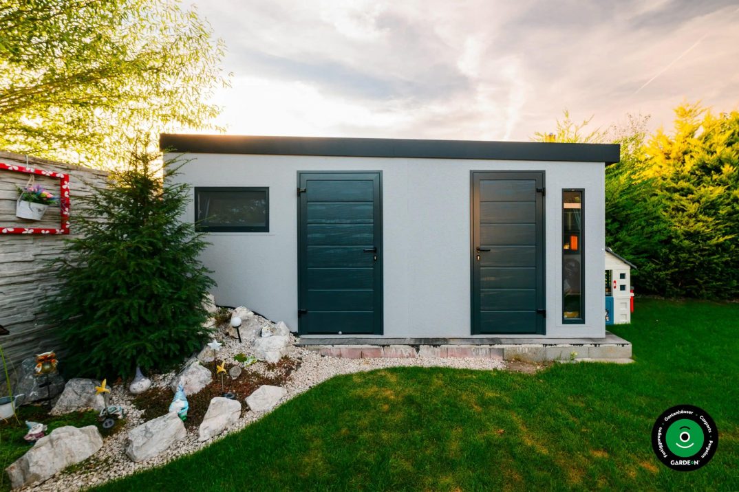 Modernes montiertes Gartenhaus mit großem Fenster und hellem Fassadenmaterial
