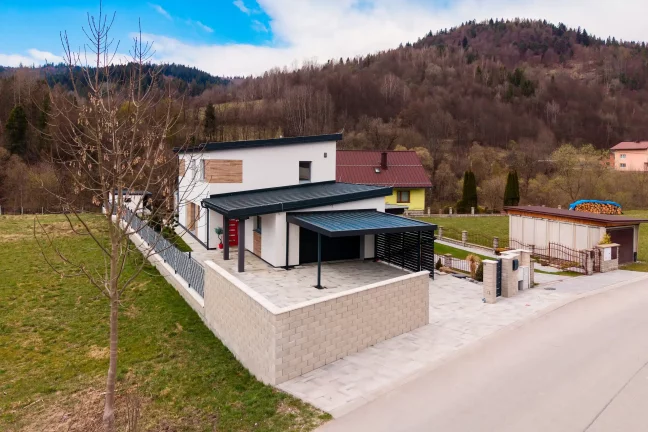Moderner Aluminium-Carport mit anthrazitfarbenem Pultdach