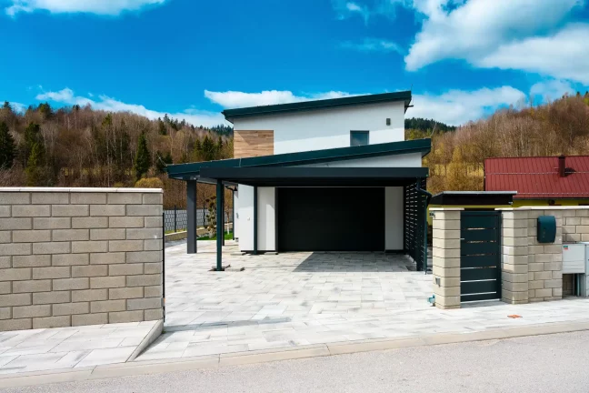 Stilvoller Doppelcarport in moderner Stahlkonstruktion