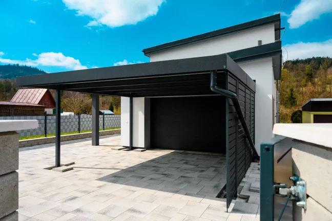 Praktischer Carport für das Parken zu modernen Familienhäusern