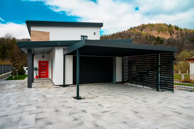 Minimalistischer Carport mit geschützter Seitenwand