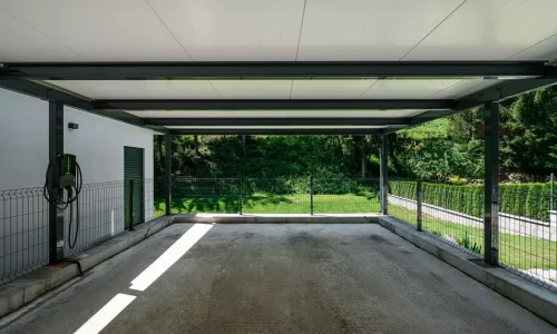 Innenansicht des Carports mit anthrazitfarbener Stahlkonstruktion und gedämmtem Dach.