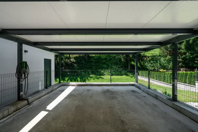 Innenansicht des Carports mit anthrazitfarbener Stahlkonstruktion und gedämmtem Dach.