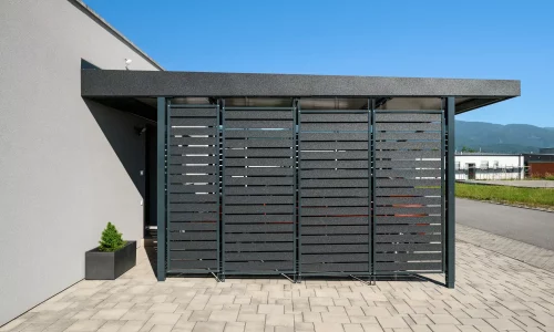 Vordach mit horizontaler Metallfüllung.