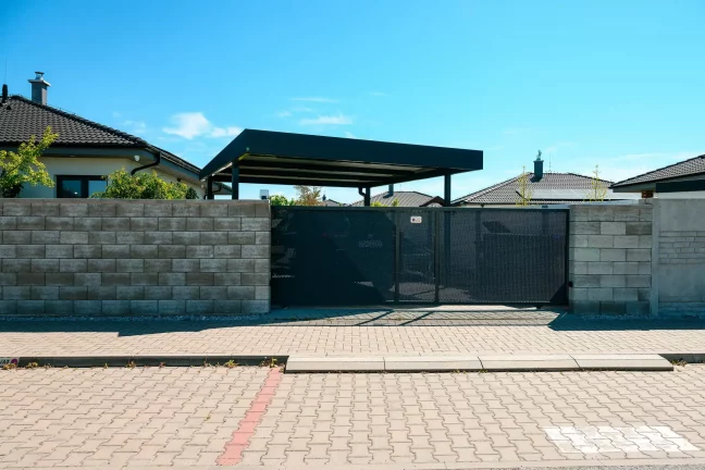 Moderner Carport für ein Auto mit einer Stahlkonstruktion in Anthrazit