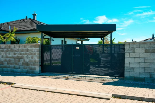 Carport im Stil zum Parken eines Autos bei modernem Einfamilienhaus
