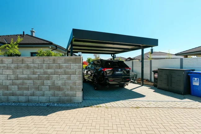 Praktischer Carport mit stabiler Dachkonstruktion und Sichtschutz