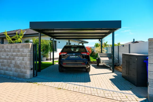 Minimalistischer Carport für ein Auto mit modernem Design und Dach