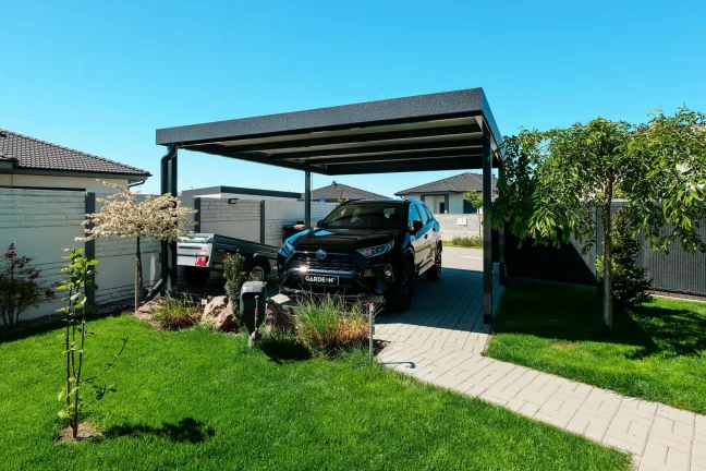 Geräumiger Carport bei gepflegtem modernen Garten