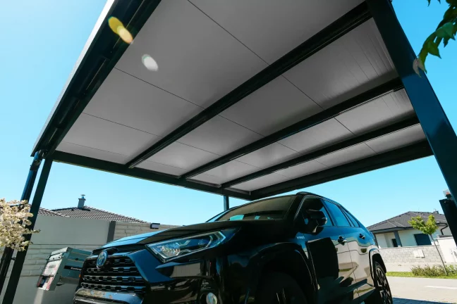 Detail der modernen Dachkonstruktion eines Carports für Pkw
