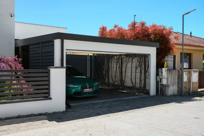 Moderner Carport mit Garagentor und überdachtem Parkplatz