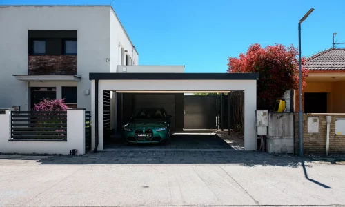 Eleganter Carport für Auto mit stabilem Dach und seitlichen Lamellen