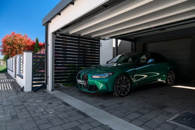 Detail des Parkplatzes unter modernem Carport mit seitlichem Sichtschutz