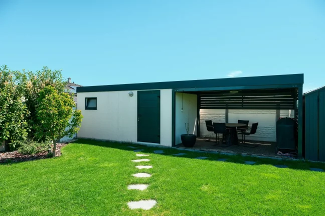 Stilvolles Gartenhaus mit einer Überdachung und moderner Fassade