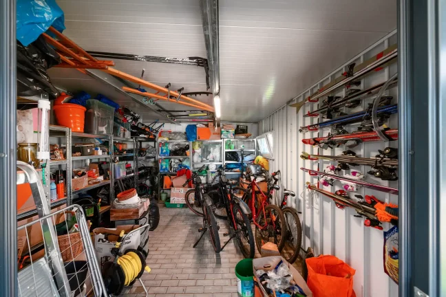 Innenraum einer Montagefertig-Garage mit Fahrrädern und Skiern.