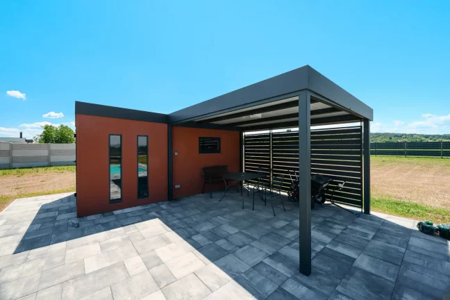 KABE Ziegelputz am Gartenhaus mit Carport.
