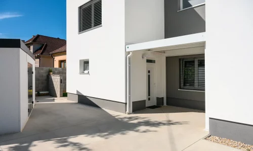 Stilvolles Gartenhaus mit Überdachung und moderner Architektur