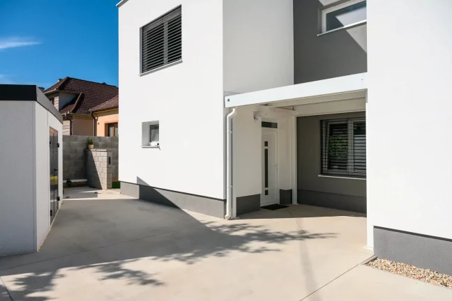 Stilvolles Gartenhaus mit Überdachung und moderner Architektur