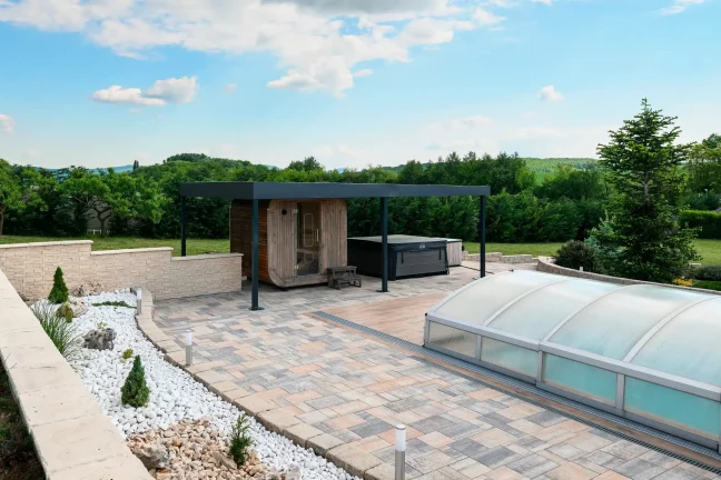 Pergola am Pool mit Abdeckung, dekorative Steine und Zierpflanzen