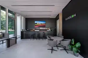 Verglaste Showroom-Wand l&auml;sst Tageslicht vom gr&uuml;nen Garten hereinfluten