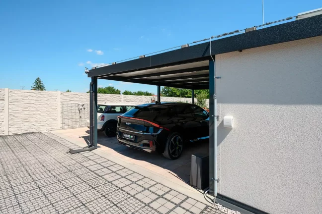 Detailansicht der Überwachungskamera und Ladestation neben dem schwarzen Auto