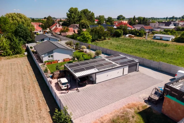 Luftaufnahme der Garage mit zwei Autos und einem Jungen im Hof