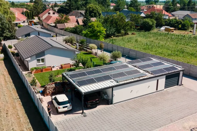 Luftaufnahme der Garage inmitten der Nachbarhäuser