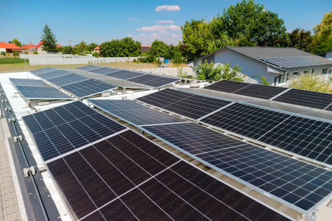 Schräge Luftaufnahme der Solarmodule, die das gesamte Dach bedecken