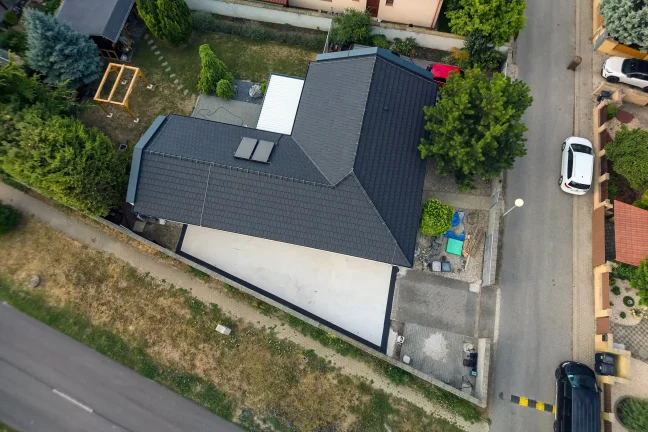 Luftaufnahme des Hauses vor der Montage der Garage im Garten
