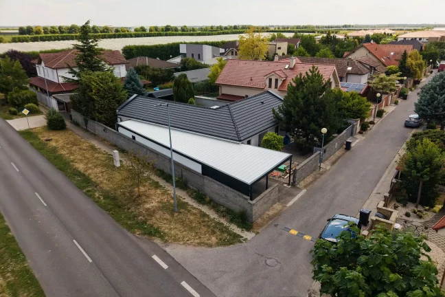 Luftaufnahme der fertiggestellten Garage an der Ecke zweier Straßen