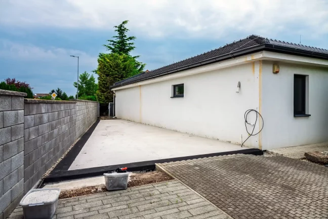 Vorbereitete Betonfläche am Haus vor der Garagenmontage